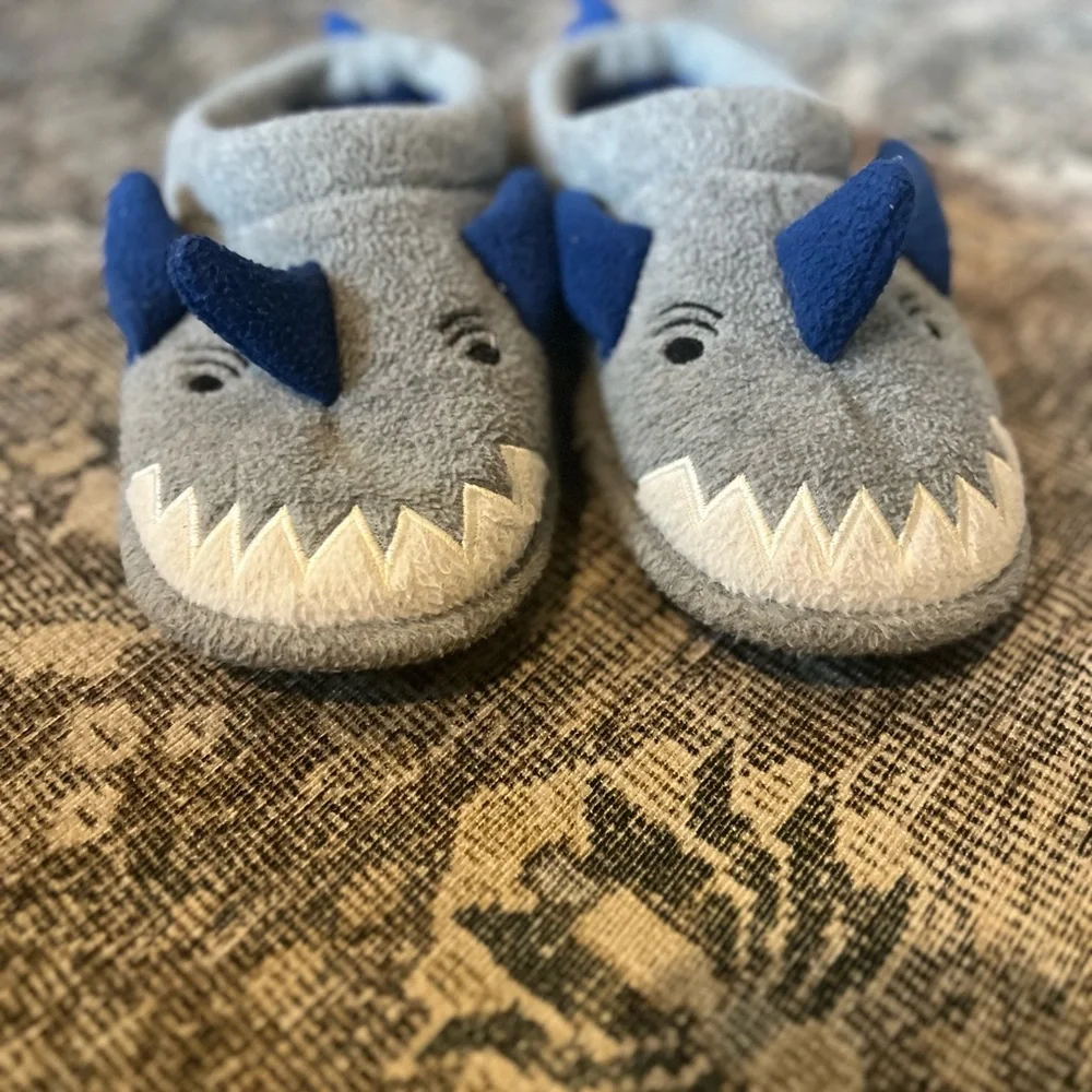 Dearfoams SHARK 🦈 Slippers 4/5Y